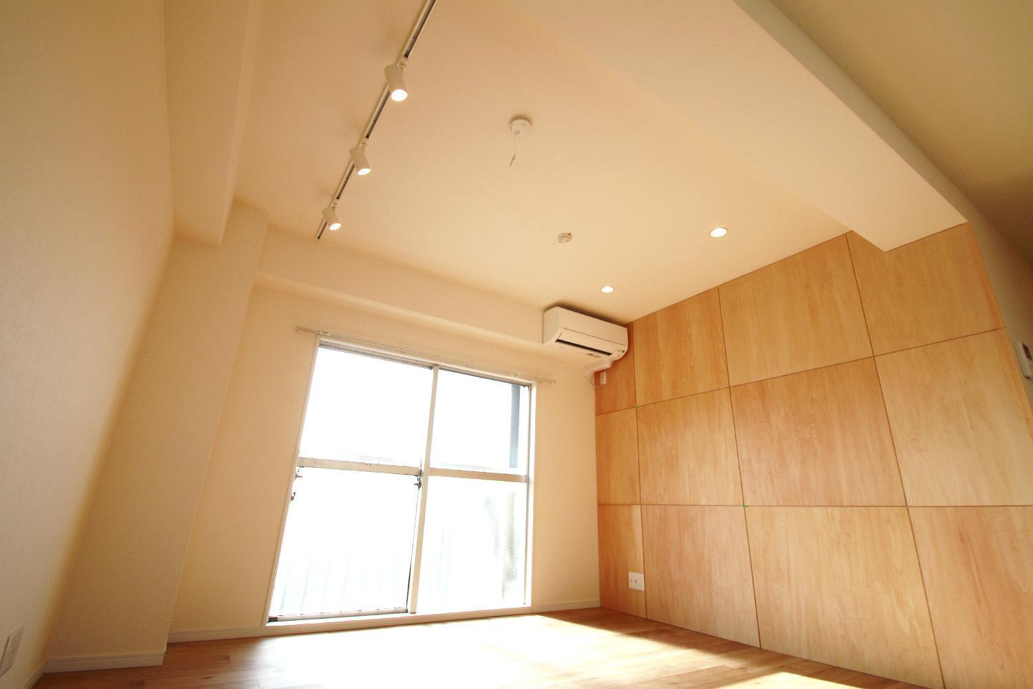 リビングダイニング事例：天井（シナ材合板×ナラ樫材フローリングの伸びやか空間）