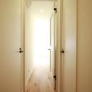 シナ材合板×ナラ樫材フローリングの伸びやか空間の写真 廊下