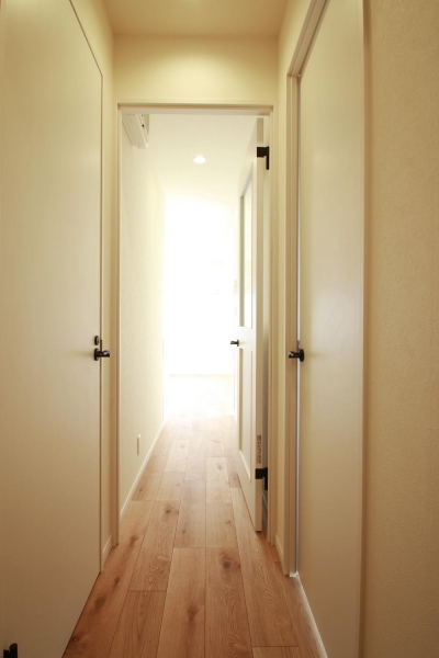 廊下 (シナ材合板×ナラ樫材フローリングの伸びやか空間)