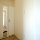 シナ材合板×ナラ樫材フローリングの伸びやか空間の写真 玄関