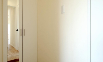 シナ材合板×ナラ樫材フローリングの伸びやか空間 (玄関)