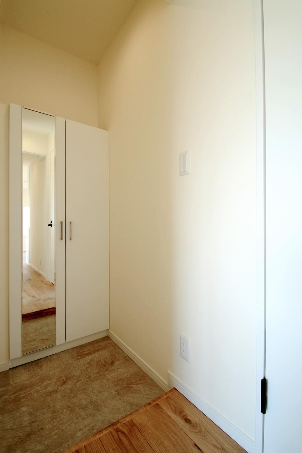 玄関事例：玄関（シナ材合板×ナラ樫材フローリングの伸びやか空間）