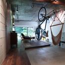 COSTA—部屋の真ん中に自転車を吊るしての写真 玄関
