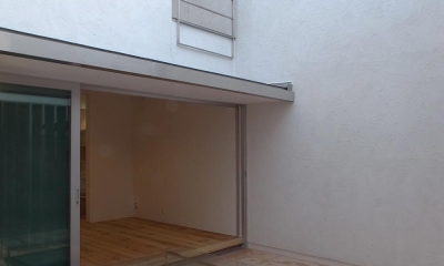広間と一体化するテラコッタの中庭01　犬と暮らす｜減築で蘇った狭小住宅｜鶴橋の家