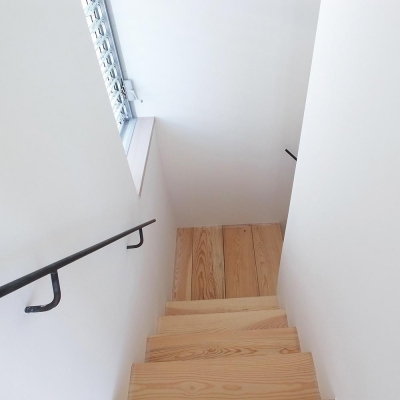 階段　室内床ボルドーパインと同材 (減築で蘇った狭小住宅｜鶴橋の家)