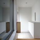 減築で蘇った狭小住宅｜鶴橋の家の写真 白い玄関