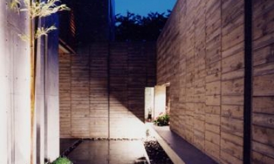 ライトアップした石畳のアプローチ｜白楽の家