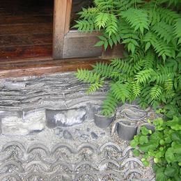 「潤い感のある緑」の成功例 (玄関前の風情)