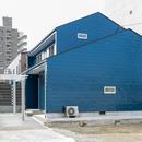 ひとつながりの家の写真 印象的なブルーの外壁