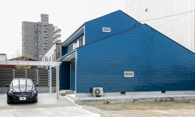 印象的なブルーの外壁｜ひとつながりの家