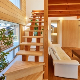 回光の家 (木を感じるオープン型階段)