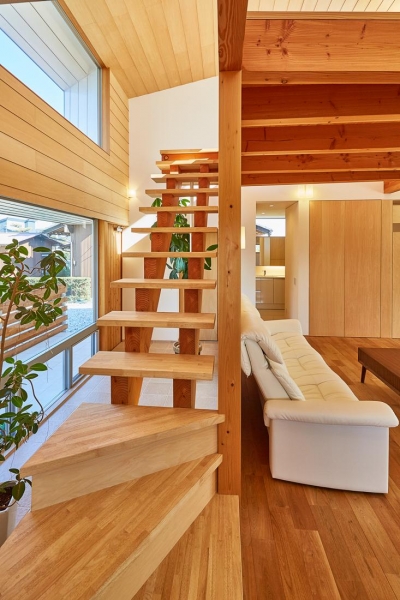 木を感じるオープン型階段 (回光の家)