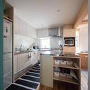 三層回遊の家の写真 L型キッチンとアイランド型の作業台