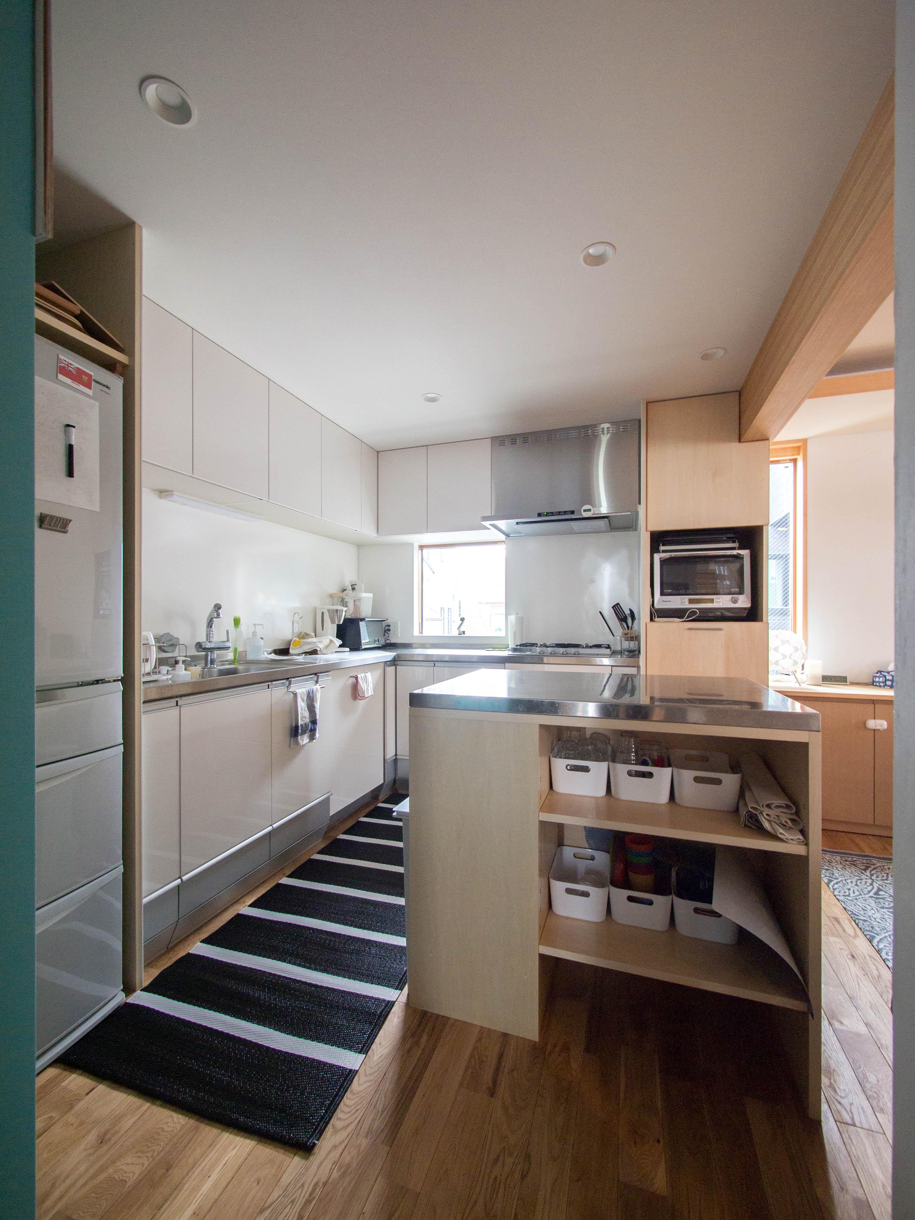 L型キッチンとアイランド型の作業台 三層回遊の家 キッチン事例 Suvaco スバコ
