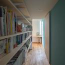 三層回遊の家の写真 廊下に面した書棚