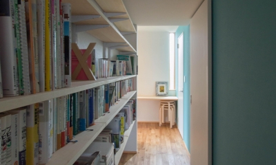 廊下に面した書棚｜三層回遊の家