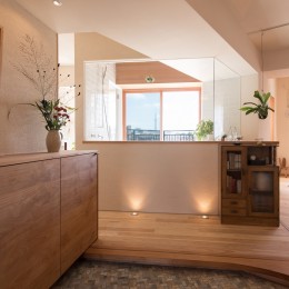 文京区Iさんの家-透明な浴室越しに光が降り注ぐ玄関