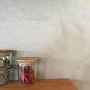 文京区Iさんの家の写真 モルタル仕上げのキッチン壁面
