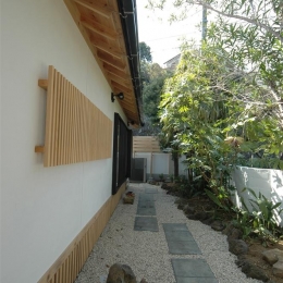 静岡県伊東市にある築１００年の古民家 (石畳のアプローチ)