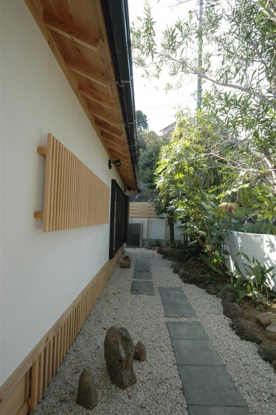 石畳のアプローチ (静岡県伊東市にある築１００年の古民家)