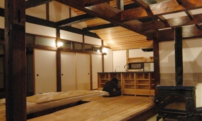 静岡県伊東市にある築１００年の古民家 (勾配天井のリビング)