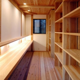 静岡県伊東市にある築１００年の古民家 (造作棚と造作デスクのあるスペース)