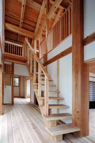 木を感じるオープン型階段 (静岡県伊東市にある築１００年の古民家)
