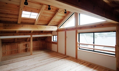 静岡県伊東市にある築１００年の古民家 (天窓から光が差し込む空間)