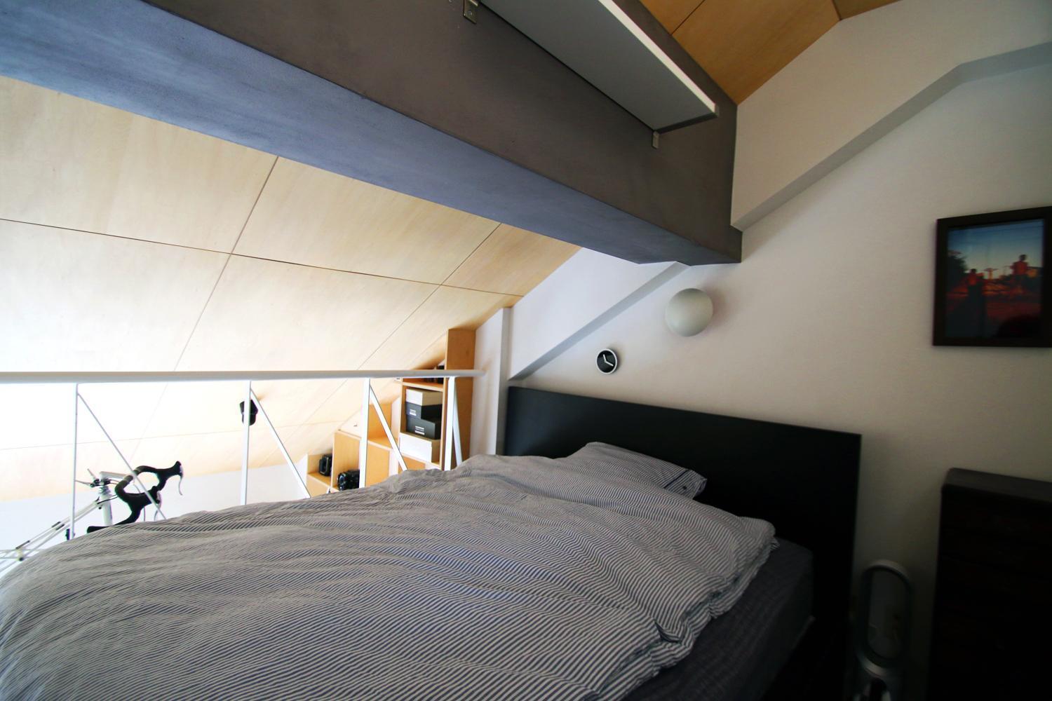 ベッドルーム事例：ベッドルーム（光と高さを最大限に活かして。趣味が散りばめられた大人空間）