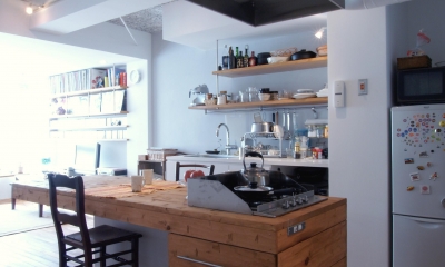 BBQスタイルのキッチンとインナーテラス (家事動線と、楽しさや気持ちよさを考えて設計)