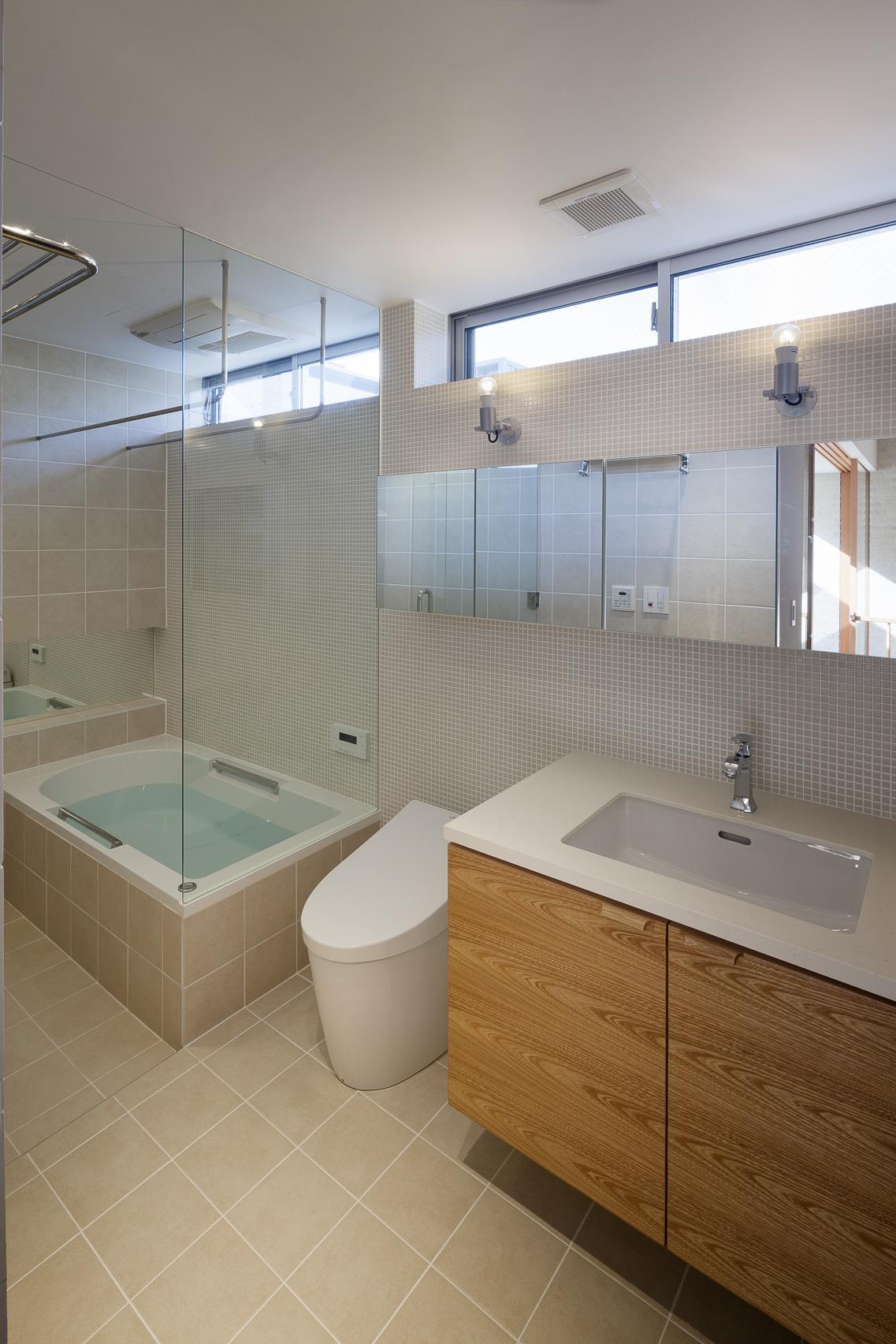 洗面室と一体化した浴室(祐天寺の家) バス/トイレ事例｜SUVACO(スバコ)