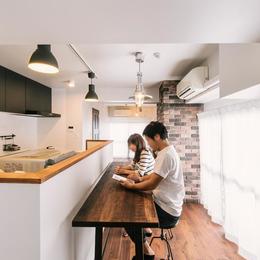 case130・ブリックタイルのあるカフェ風マンション (キッチン)