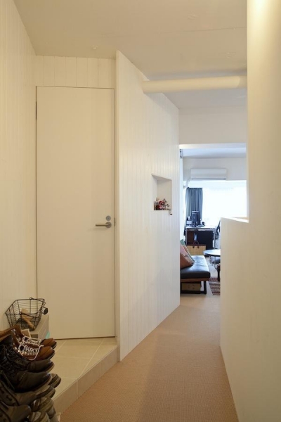 廊下 (CABIN-ザイルの床、羽目板の部屋、レンガの壁)