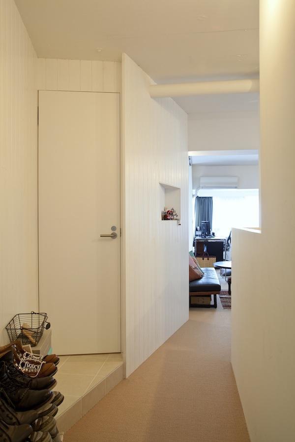 玄関事例：廊下（CABIN-ザイルの床、羽目板の部屋、レンガの壁）