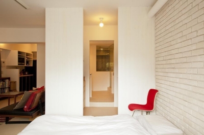 ベッドルーム (CABIN-ザイルの床、羽目板の部屋、レンガの壁)