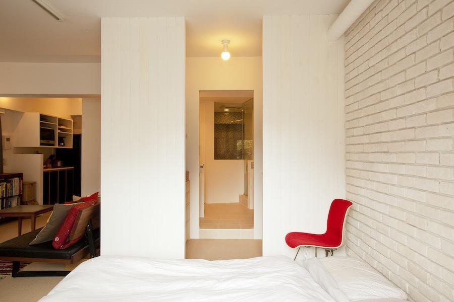 ベッドルーム事例：ベッドルーム（CABIN-ザイルの床、羽目板の部屋、レンガの壁）