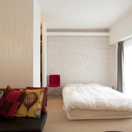 CABIN-ザイルの床、羽目板の部屋、レンガの壁 (ベッドルーム)