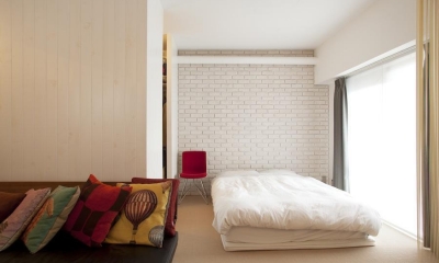 ベッドルーム｜CABIN-ザイルの床、羽目板の部屋、レンガの壁