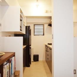 キッチン　玄関 (CABIN-ザイルの床、羽目板の部屋、レンガの壁)