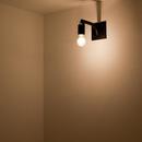 CABIN-ザイルの床、羽目板の部屋、レンガの壁の写真 照明
