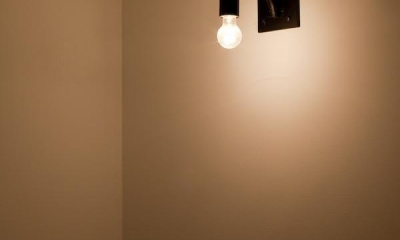 照明｜CABIN-ザイルの床、羽目板の部屋、レンガの壁