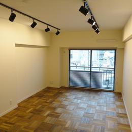 無垢材が優しく薫るスタイリッシュな空間 (自然素材の床が一面に広がる洋室)