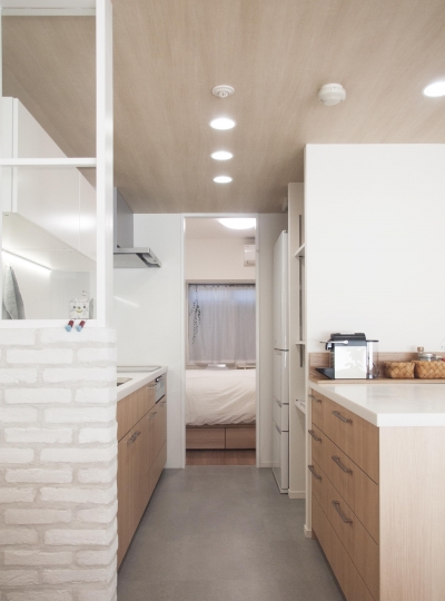 キッチンにある可動式の収納棚 (建築家とつくりあげた理想のリノベーション空間)