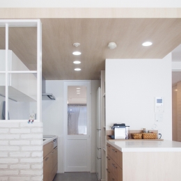 建築家とつくりあげた理想のリノベーション空間 (キッチンを進むと寝室スペースへ)