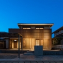 連子門の家の写真 木格子が目を引く外観-ライトアップ