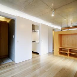 居室 (RCと木と間接照明と。シンプル１Kの洗練された空間)