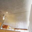 RCと木と間接照明と。シンプル１Kの洗練された空間の写真 居室天井