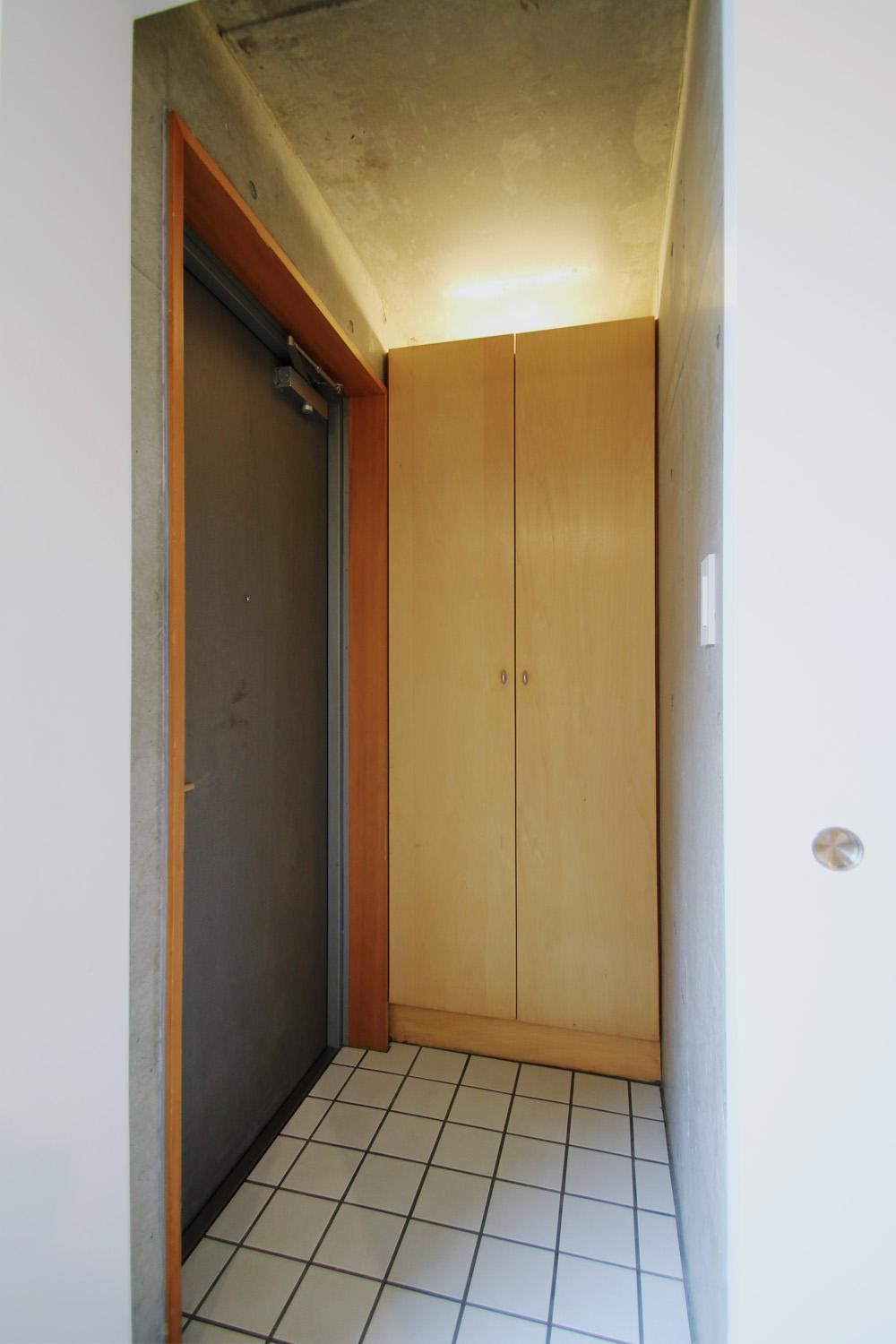 玄関事例：玄関（RCと木と間接照明と。シンプル１Kの洗練された空間）