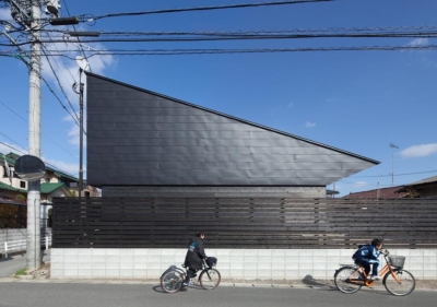和傘の家 (片流れ屋根の外観)