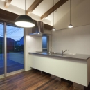 和傘の家の写真 シンプルなキッチン